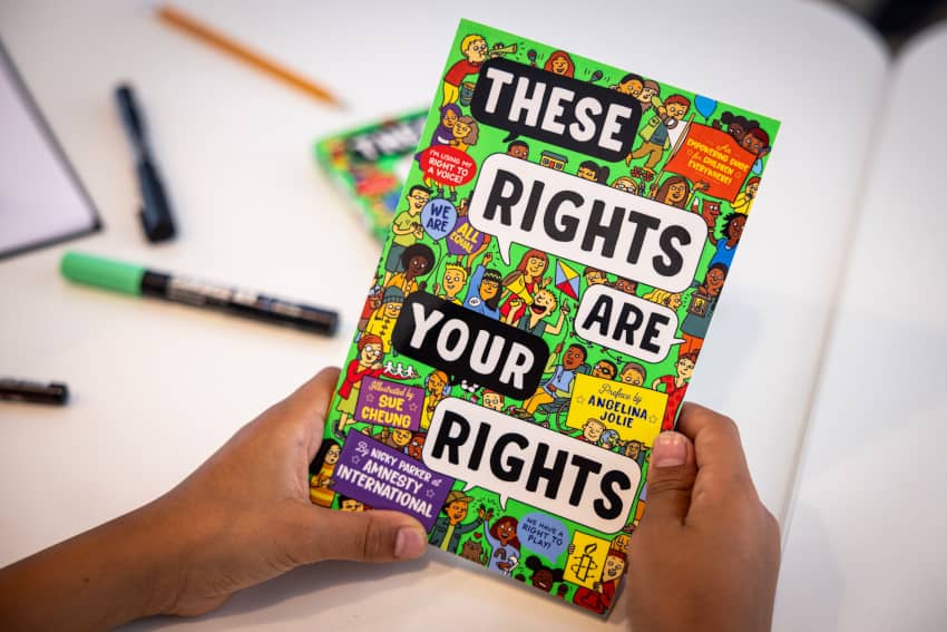 Libro educativo sobre derechos humanos y derechos infantiles con ilustraciones inclusivas, promovido por Amnistía Internacional