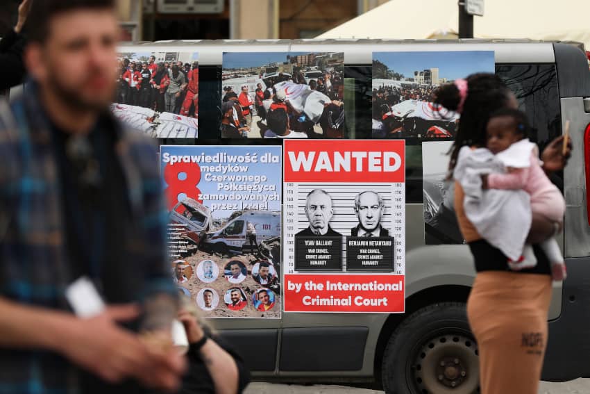 Furgoneta cubierta con fotos de víctimas en Gaza y un cartel rojo de “Wanted by the International Criminal Court” con rostros de dirigentes...