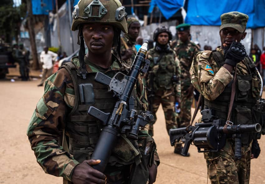 Combatientes armados patrullan una calle de Bukavu, República Democrática del Congo, ilustrando el impacto de los grupos armados en la población...