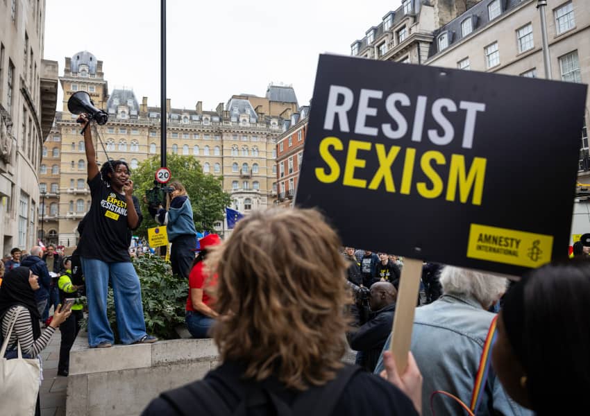 ﻿Manifestantes sosteniendo pancarta "Resist Sexism" en una protesta por derechos humanos e igualdad de género, organizada por Amnistía...