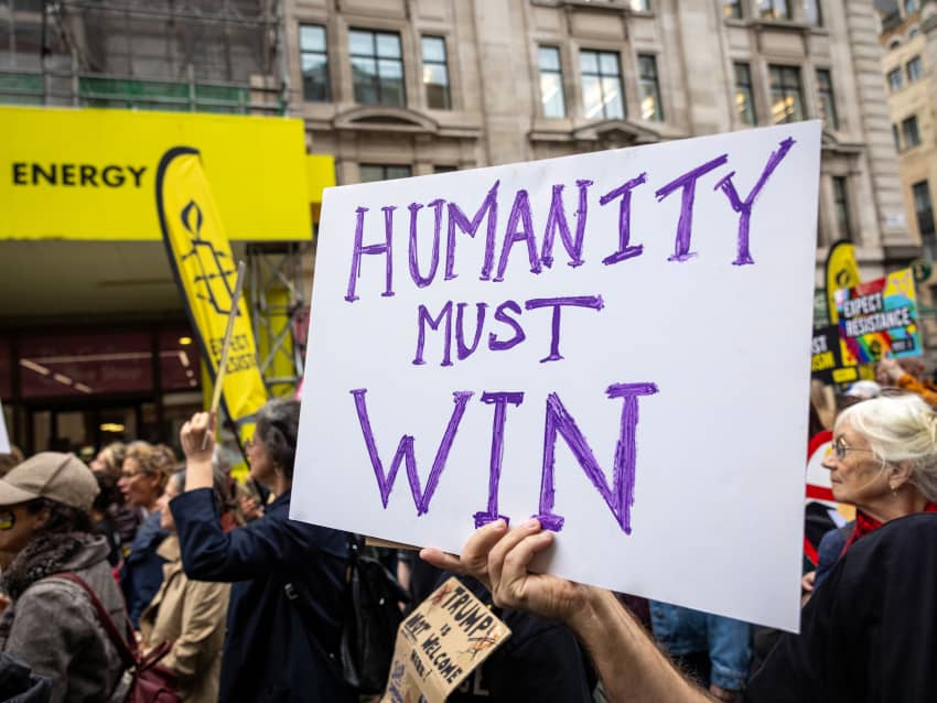 Cartel de “Humanity must win” en una protesta de Amnistía Internacional en Londres en defensa de los derechos humanos y la dignidad humana.