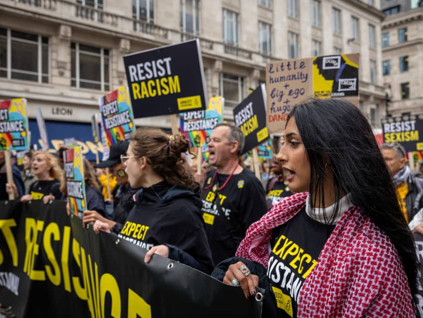 Manifestación de Amnistía Internacional en Londres con pancartas de Resist racism y Expect resistance contra la visita de Donald Trump, defendiendo...