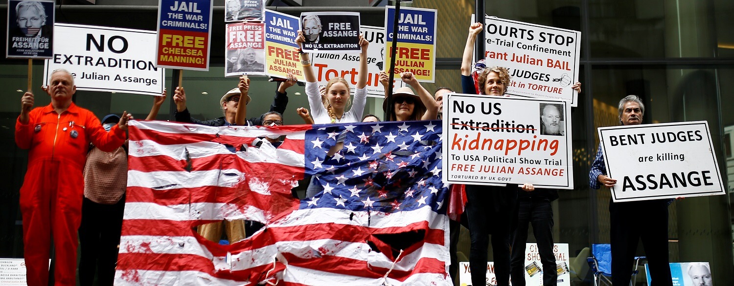 Partidarios del fundador de WikiLeaks, Julian Assange, protestan antes de que comience la audiencia para decidir si Assange debe ser extraditado a...
