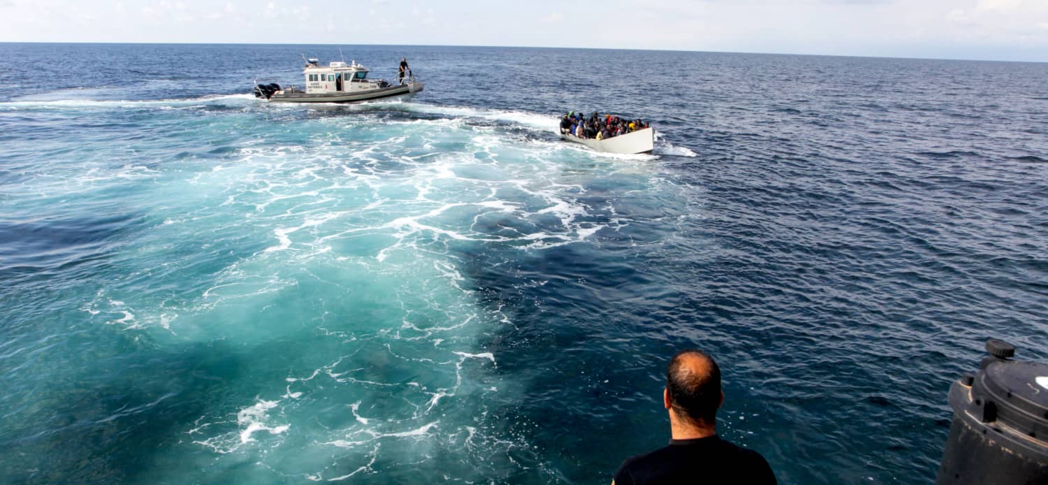 Embarcación en el Mediterráneo con migrantes a bordo