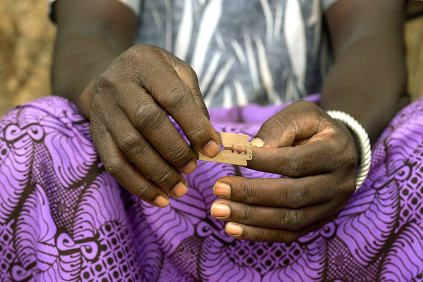 Mujer sostiene una cuchilla en Burkina Faso