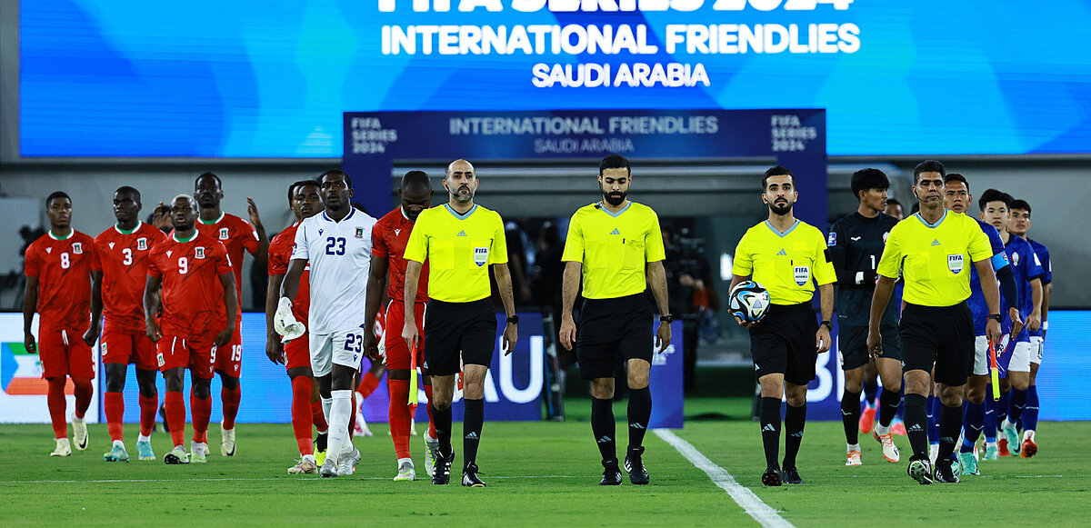 Los jugadores de Arabia Saudí saltan al terreno de juego para disputar un partido internacional
