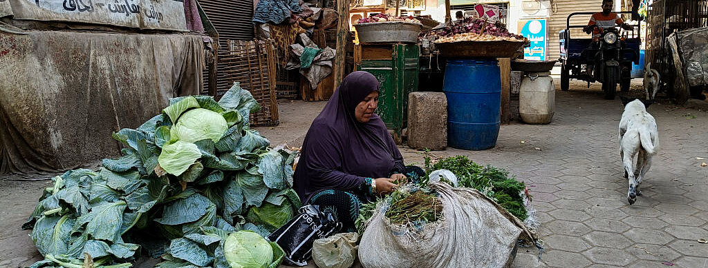 Imagen de una mujer en un mercado de El Cairo