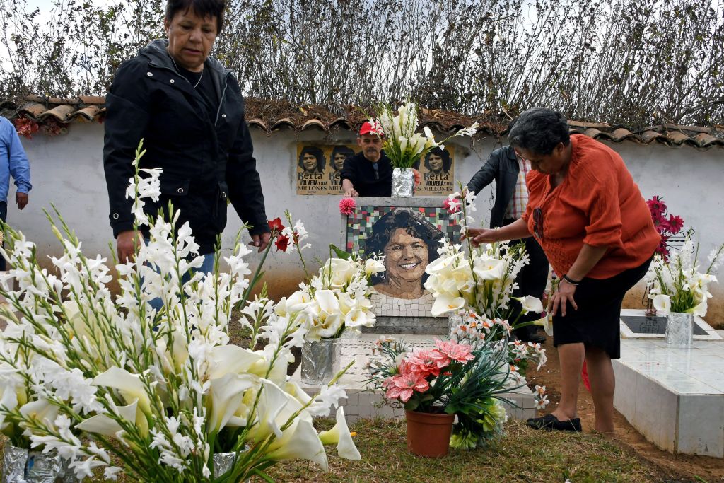 Familiares en la tumba de Berta Cáceres