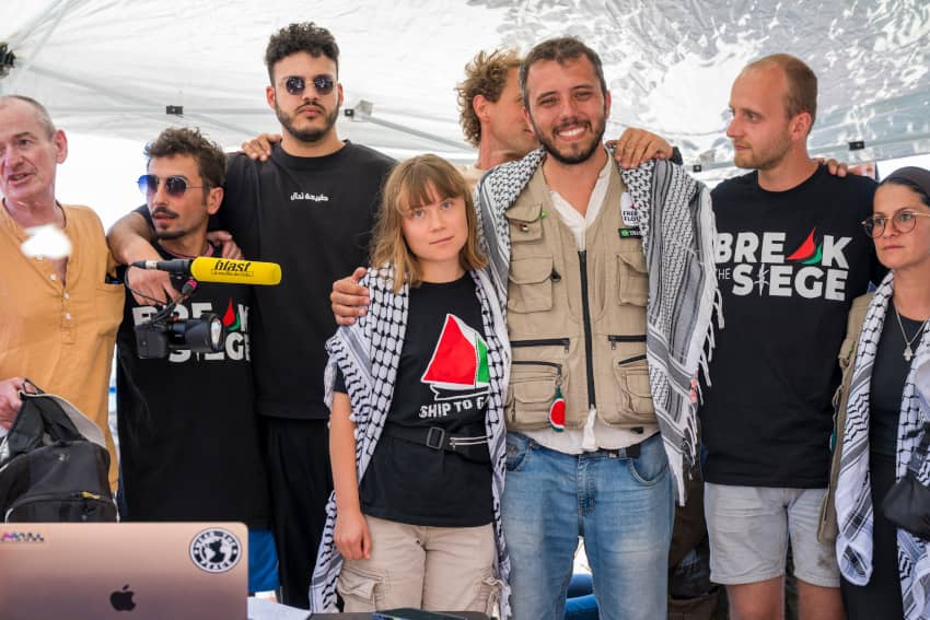 Activistas de la Flotilla de la Libertad posan en Catania antes de partir hacia Gaza para denunciar el bloqueo y apoyar la defensa de los derechos...