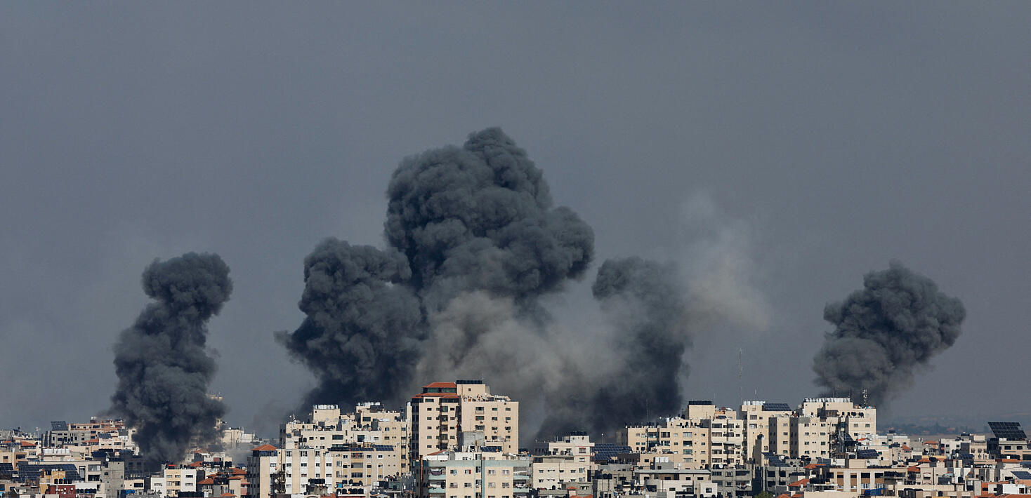 Edificios en llamas tras los bombardeos de Israel sobre Gaza