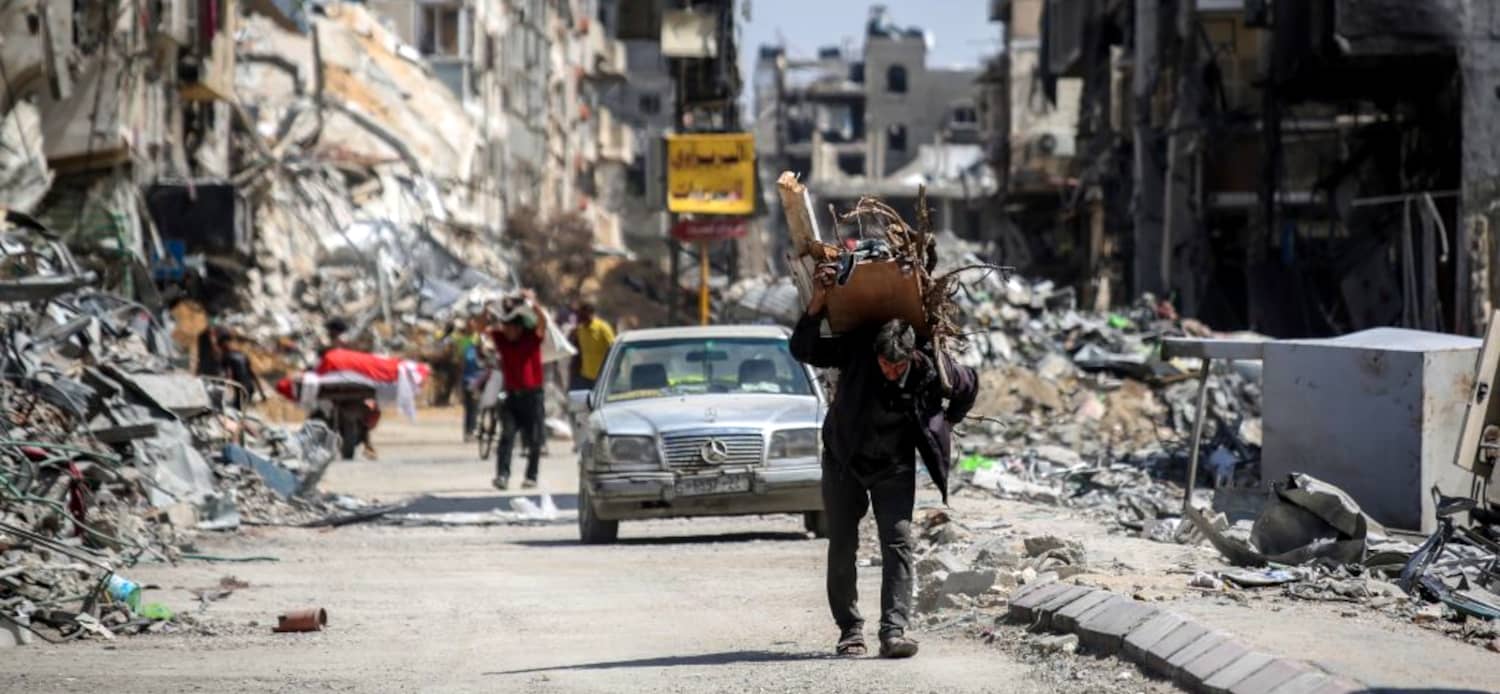 La gente huye en Khan Yunis (Gaza) de los ataques aéreos israelíes