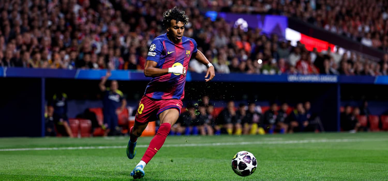 Lamine Yamal corre con el balón durante un partido internacional. El futbolista de la selección española y del FC Barcelona avanza por la banda en...