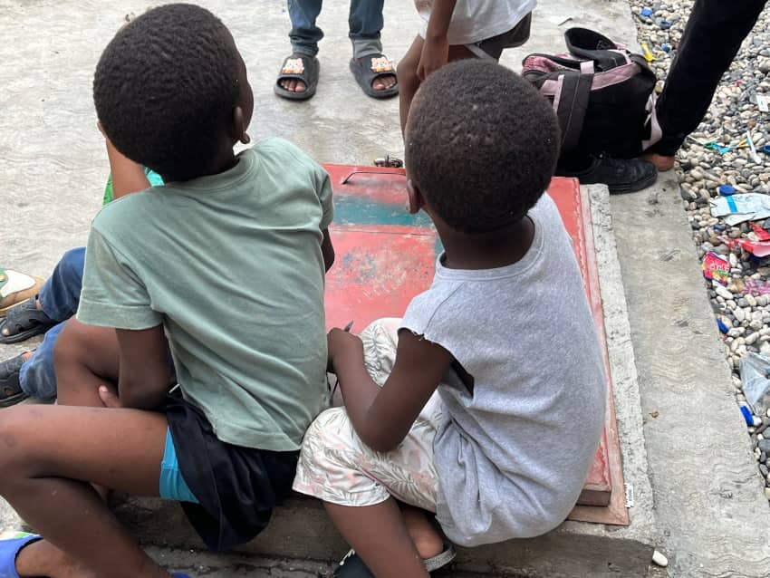 Niños en un asentamiento para personas desplazadas en Puerto Príncipe, Haití