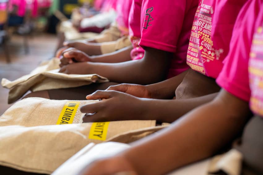 Niñas participan en una actividad educativa sobre derechos humanos en Zimbabue