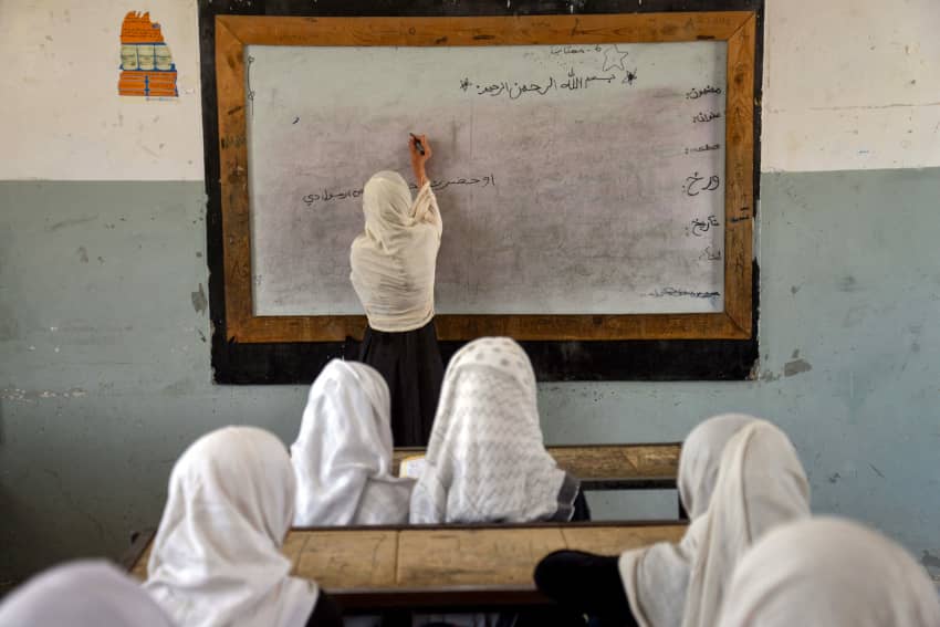 Niñas afganas en una clase de educación primaria en una escuela de Kandahar 