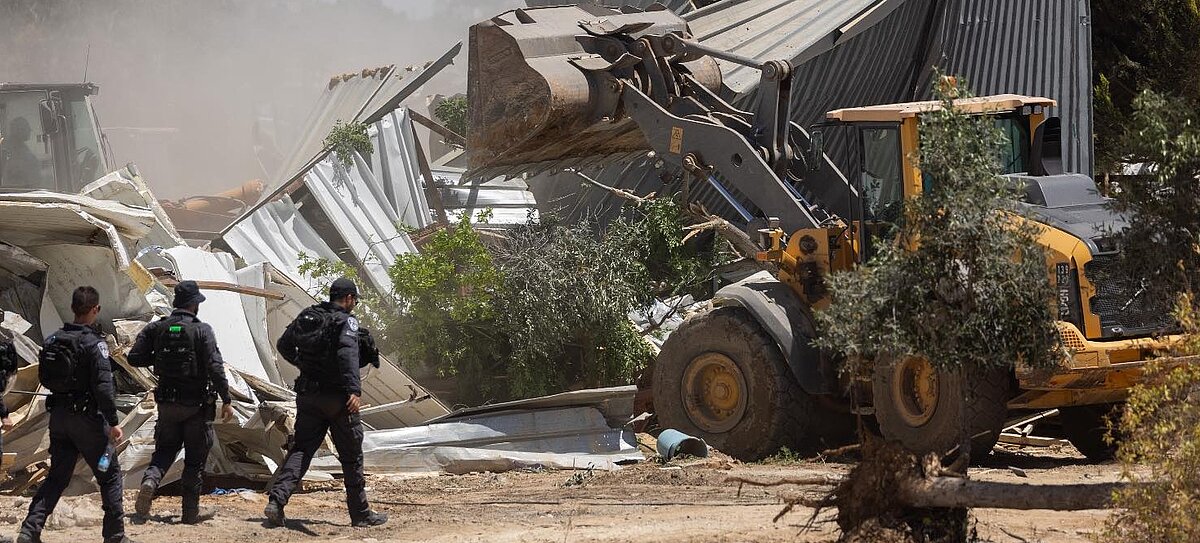 Excavadoras demoliendo hogares palestinos en el Néguev