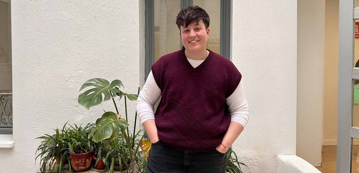 Pau posa para la entrevista en la que nos habla de las personas no binarias