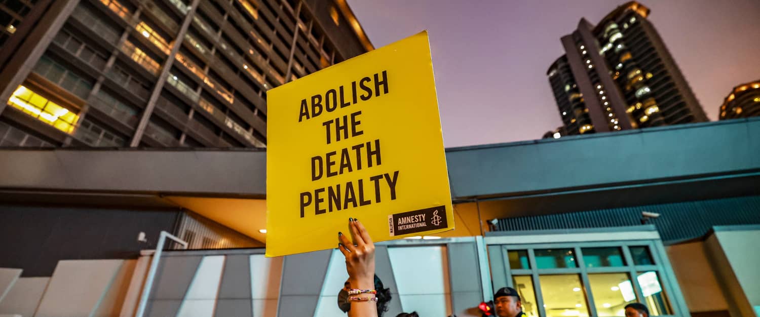 Cartel de Amnistía Internacional con el mensaje “Abolish the death penalty”, símbolo de la campaña global por la abolición de la pena de muerte