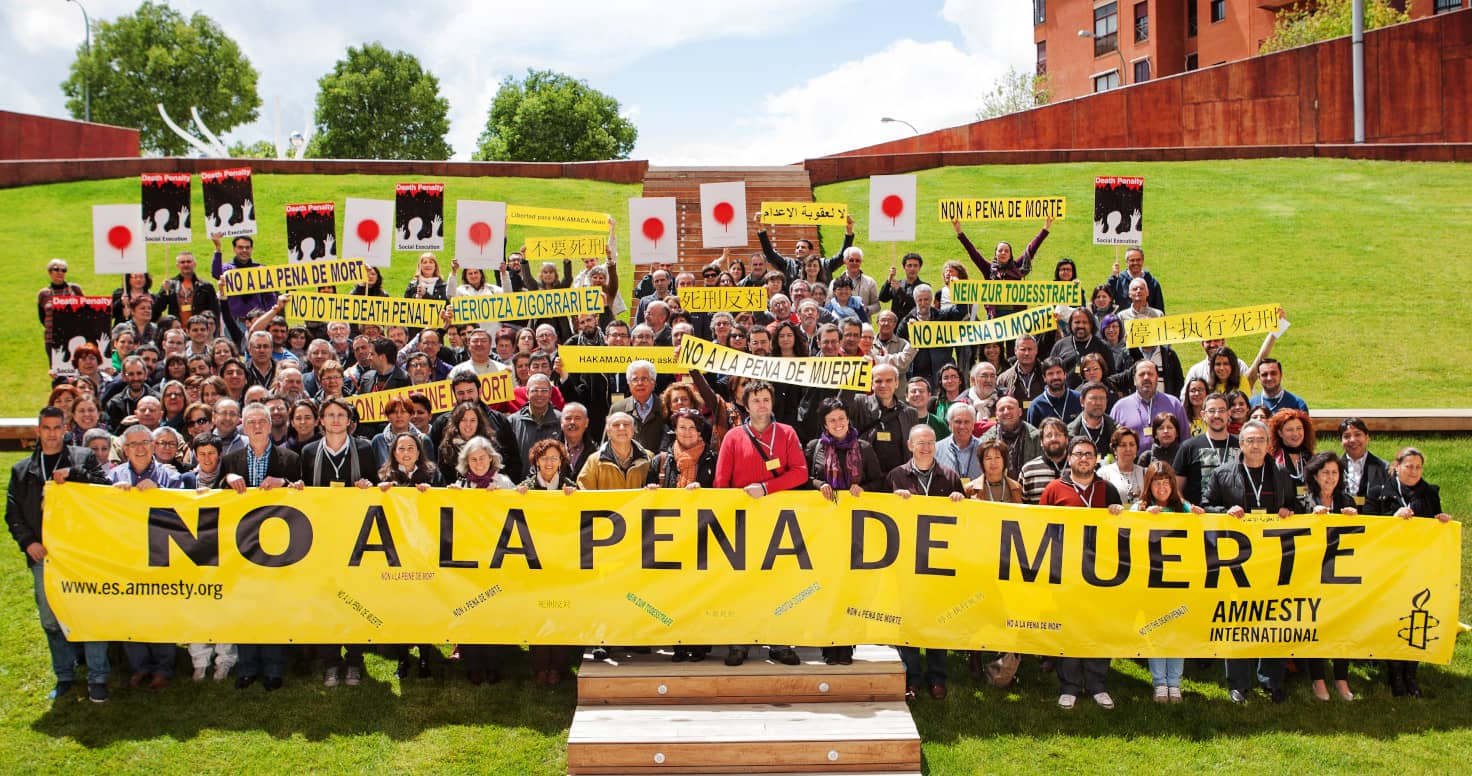 Activistas portando una pancarta contra la pena de muerte