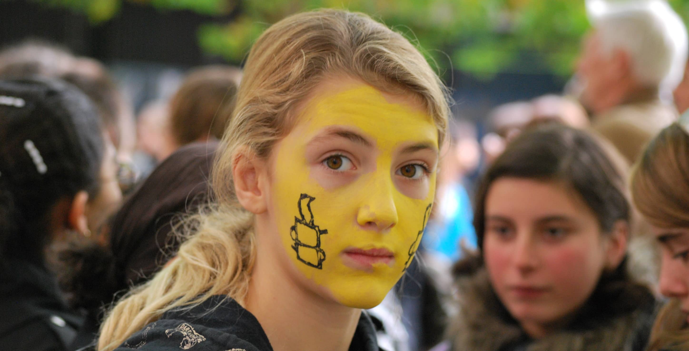 Joven participante en campaña escolar contra la pena de muerte durante maratón de cartas en Bélgica