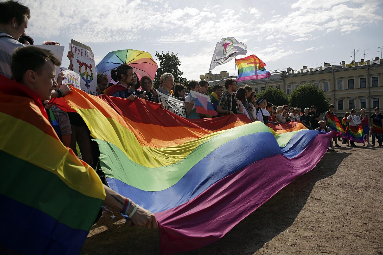 Protesta del orgullo LGTBI en la ciudad rusa de San Petersburgo con la bandera arco iris.