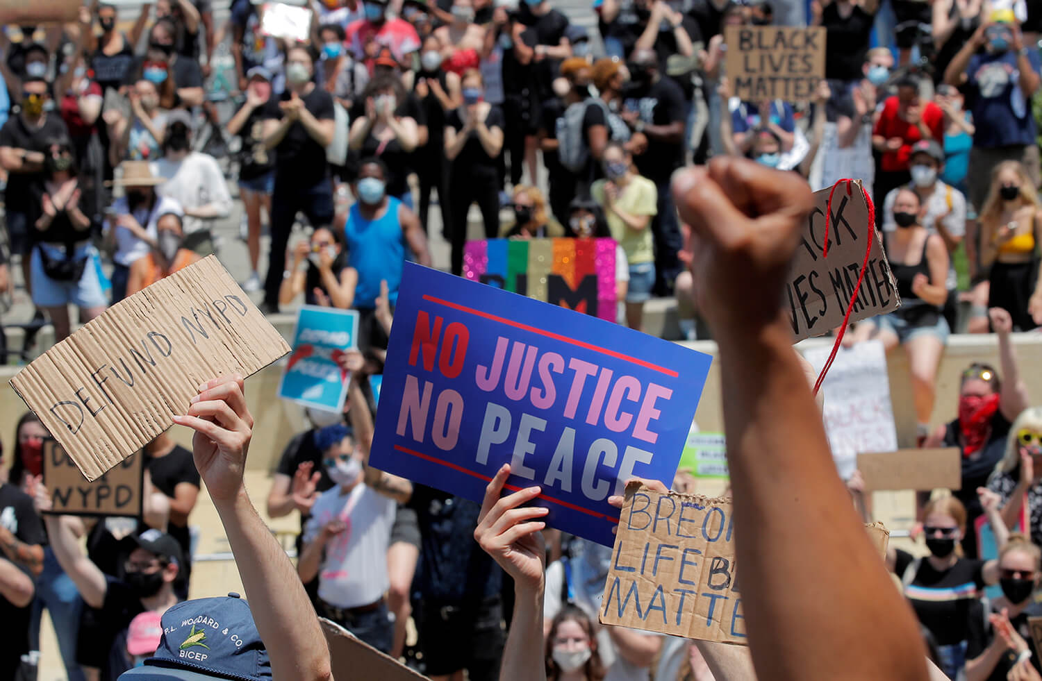 Miles de manifestantes sostienen pancartas durante los eventos para conmemorar el fin de la esclavitud en Texas, 19 de junio de 2020. 
