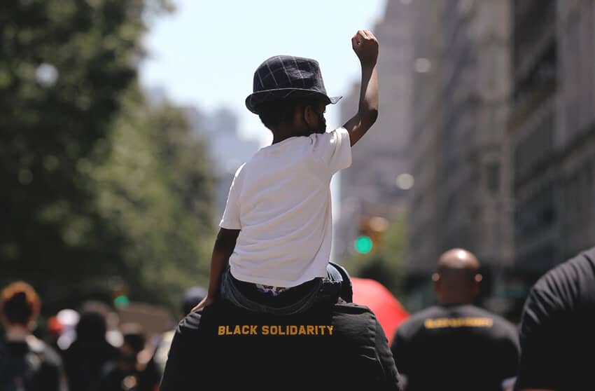 Un niño participa en un mitin mientras los manifestantes marchan por Central Park West durante los eventos para conmemorar el fin de la esclavitud...