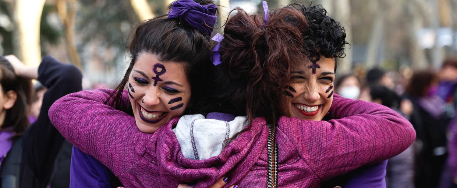 Varias mujeres se abrazan en el Día Internacional de la Mujer en el centro de Madrid, España