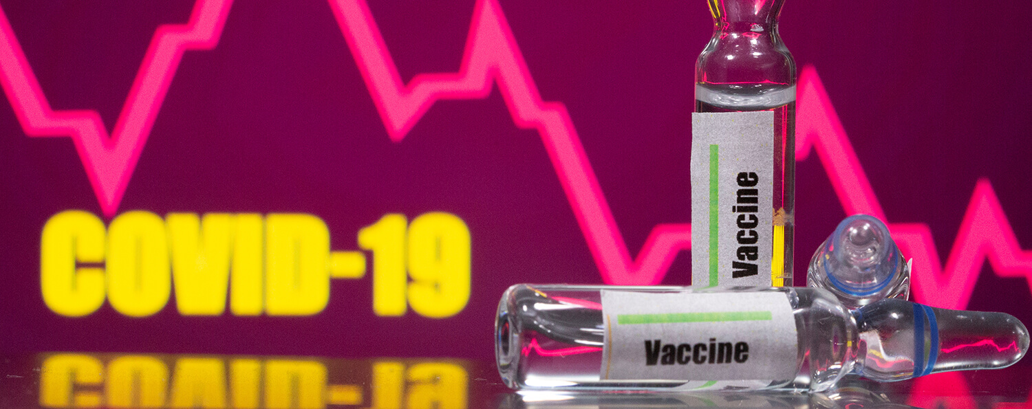 En esta ilustración tomada el 9 de septiembre de 2020, se ve un tubo de ensayo etiquetado con la vacuna frente al Covid-19 y el logotipo del...