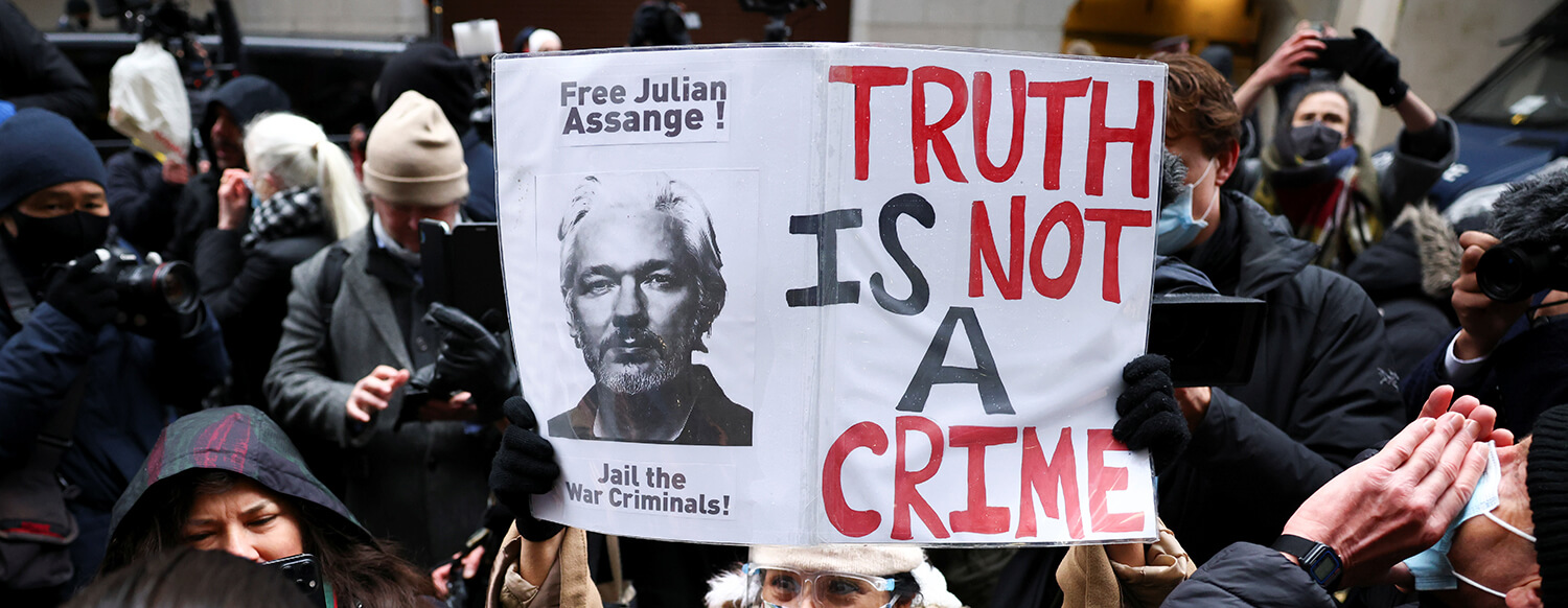 Celebración en Londres de la decisión de que Julian Assange no sea extraditado a Estados Unidos, 4 de enero de 2021. 