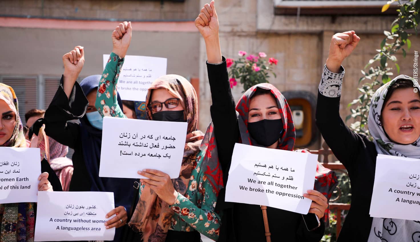 Defensoras de los derechos humanos de las mujeres afganas y activistas civiles protestan para pedir a los talibanes la preservación de sus derechos...