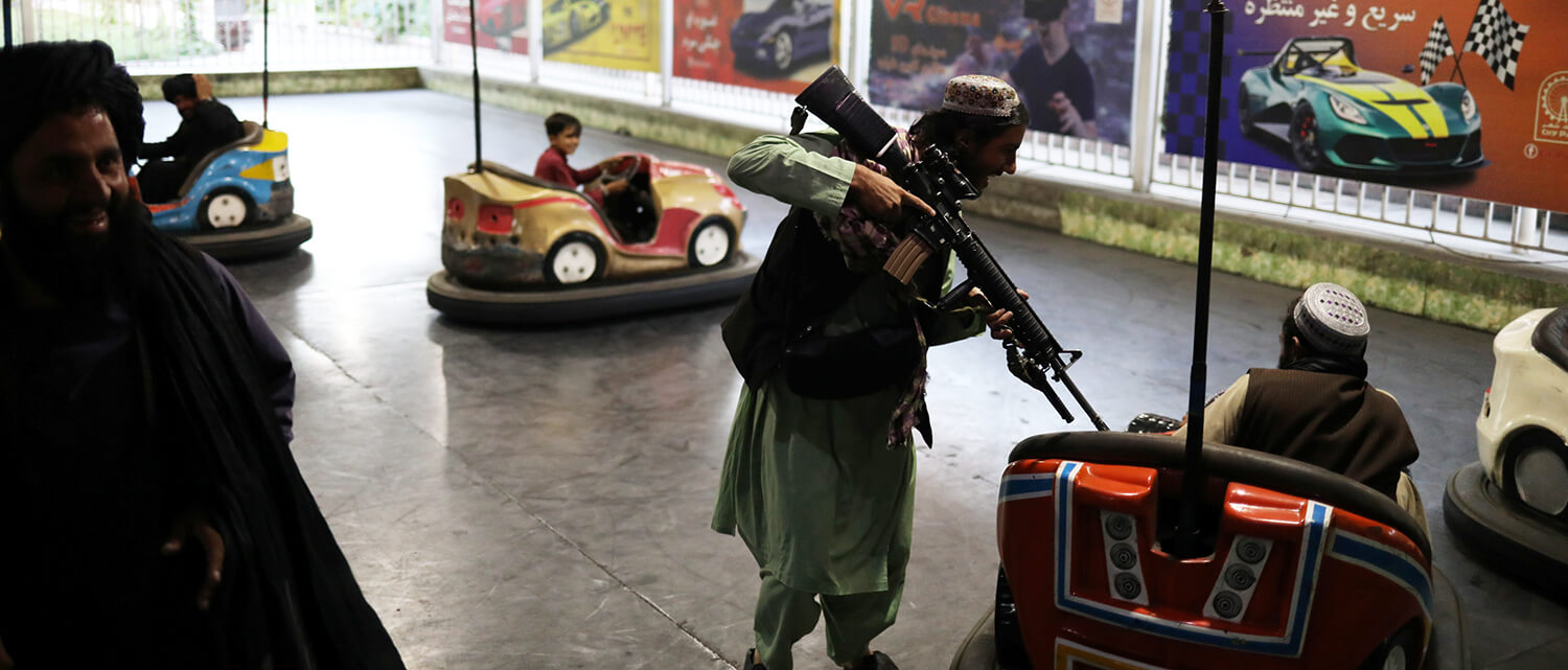 Soldados talibanes montan en coches de choque en un parque de atracciones en Kabul. 