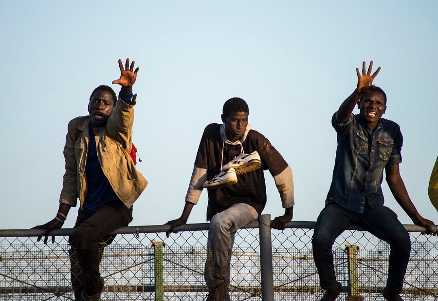 Migrantes africanos en la valla de Melilla
