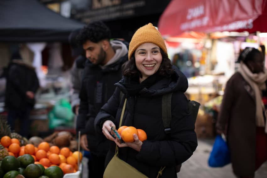 Integrante de The Welcome Committee en Londres, apoyando la acogida e integración de personas refugiadas en el Reino Unido.