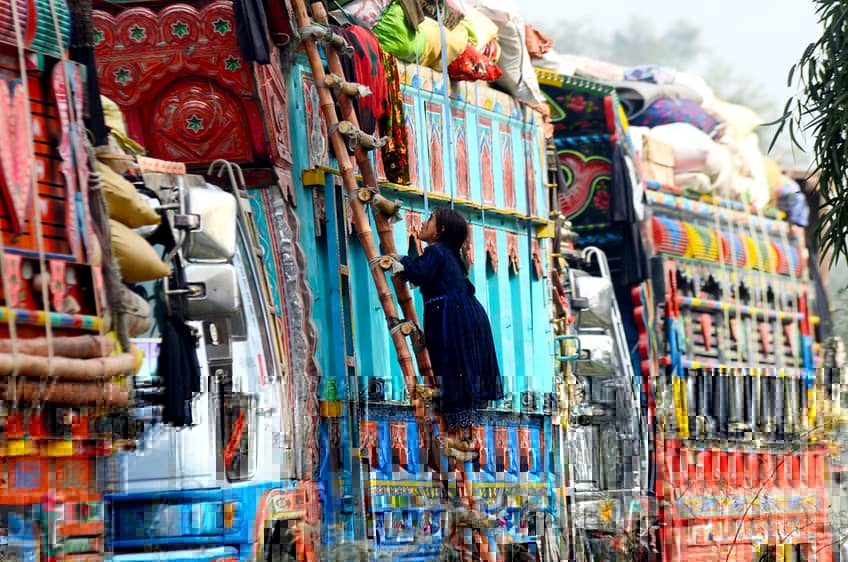 Niña afgana sube a un camión en el paso fronterizo de Torkham, donde Pakistán expulsa a migrantes y refugiados afganos.