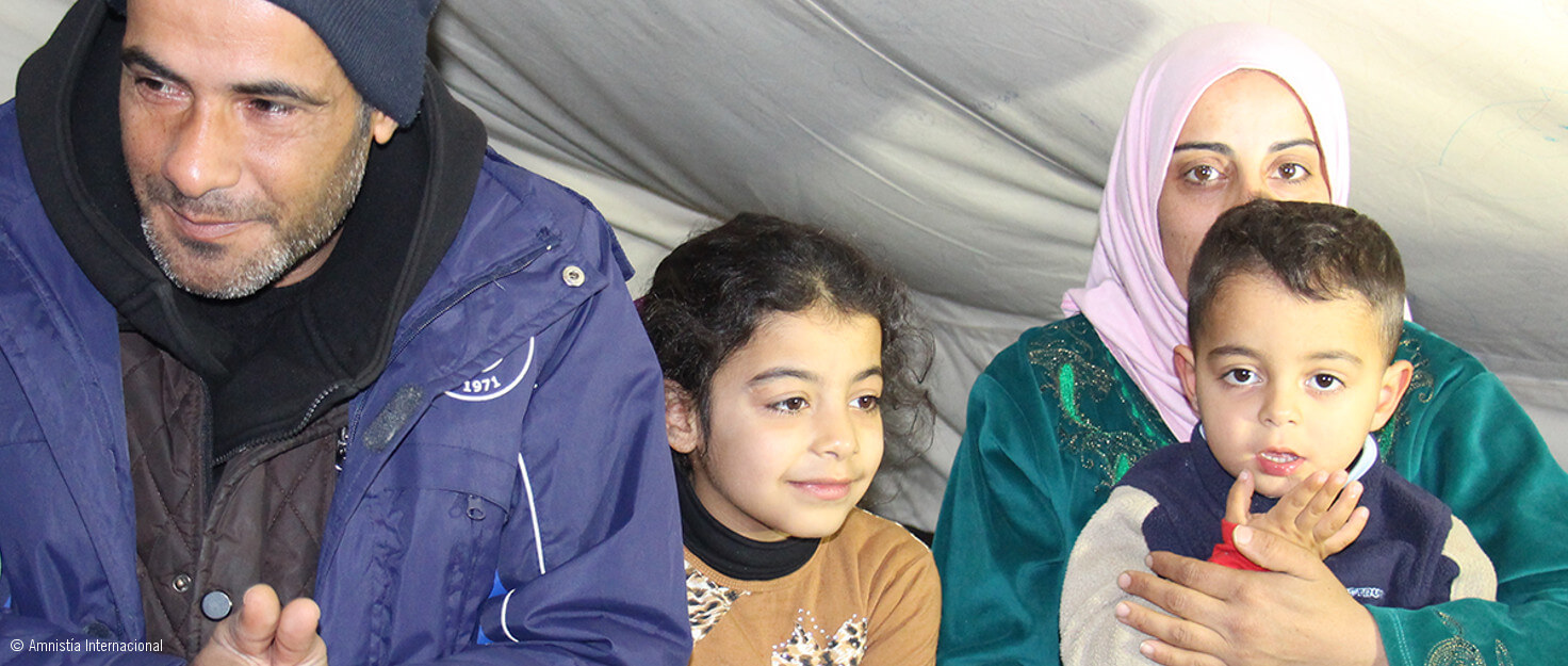 Famila refugiada en una tienda de campaña