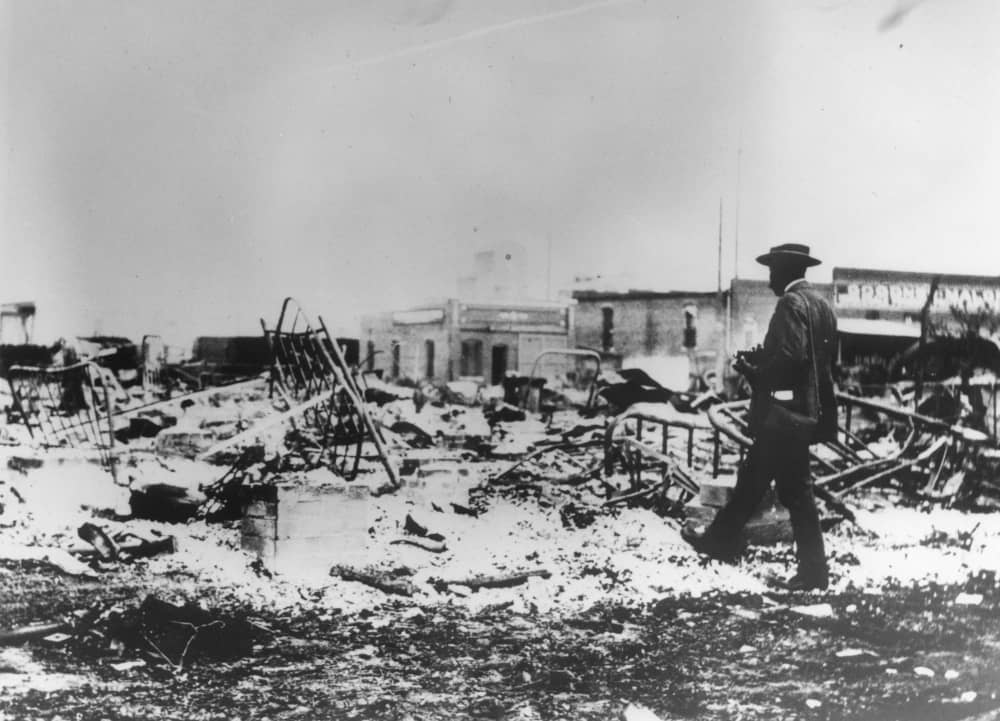 Un hombre mira las ruinas tras la masacre 