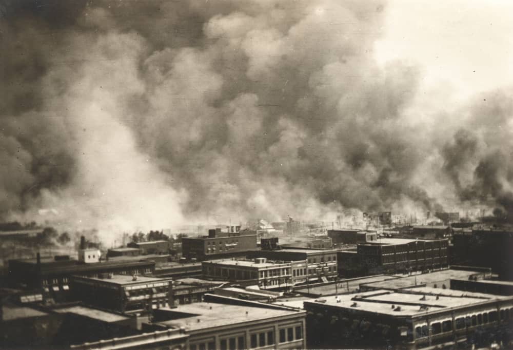 La ciudad de Tulsa en llamas la madruga del 1 de junio