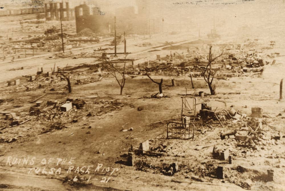 Ruinas de una iglesia que fue pasto de las llamas durante la masacre racial