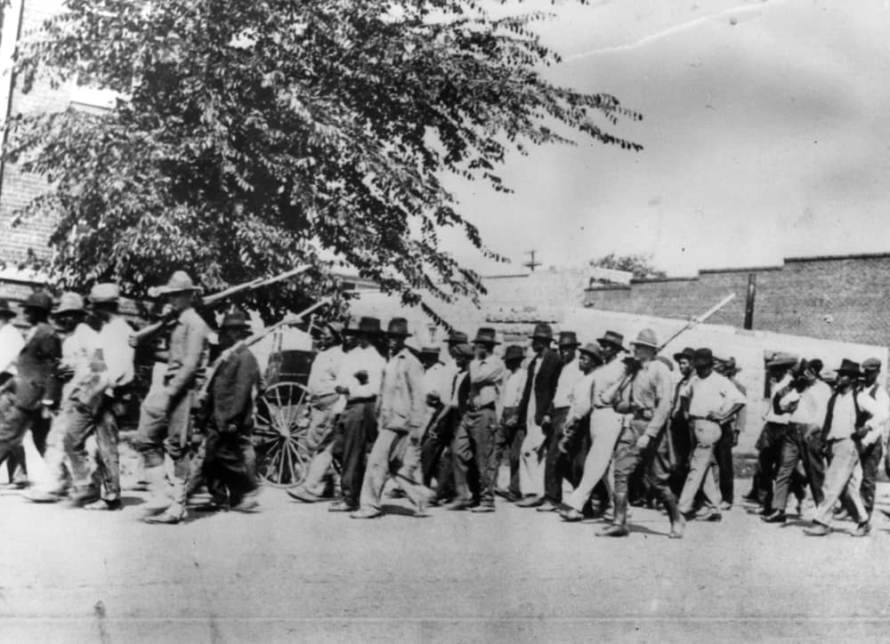Un grupo de hombres afroamericanos detenidos