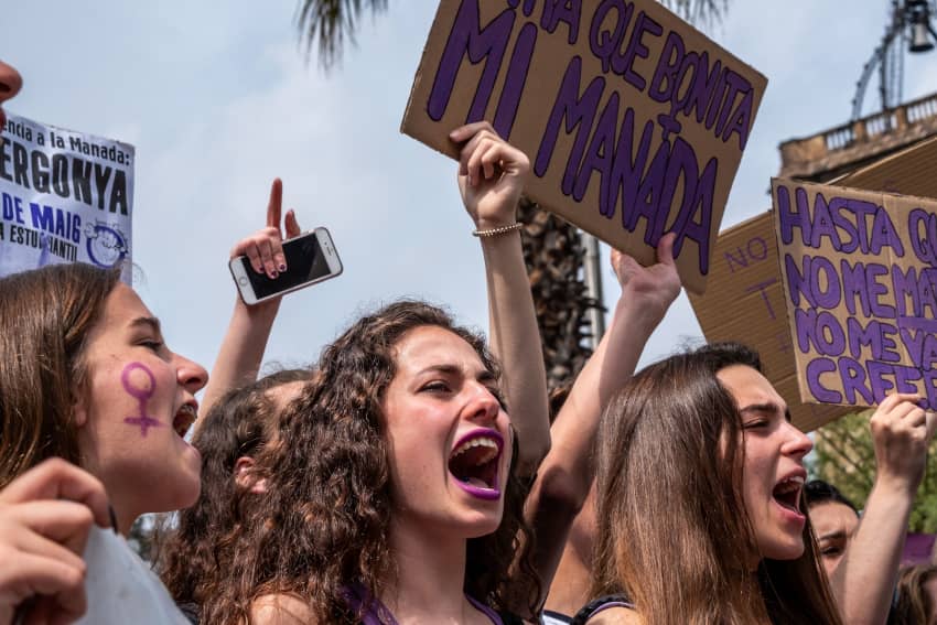 Jóvenes manifestándose en España contra la violencia sexual y la violencia de género tras el caso de La Manada