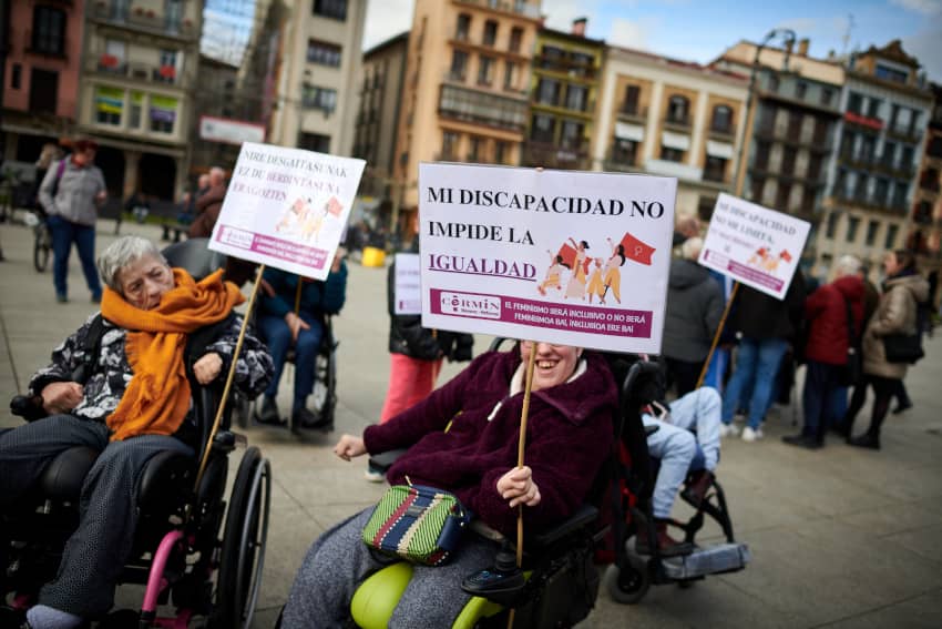 Mujeres con discapacidad participando en una manifestación por la igualdad y los derechos de las mujeres durante el Día Internacional de las...