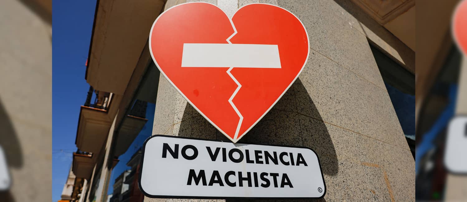 Cartel que pone "NO violencia machista". La violencia de género en España y su trágica realidad