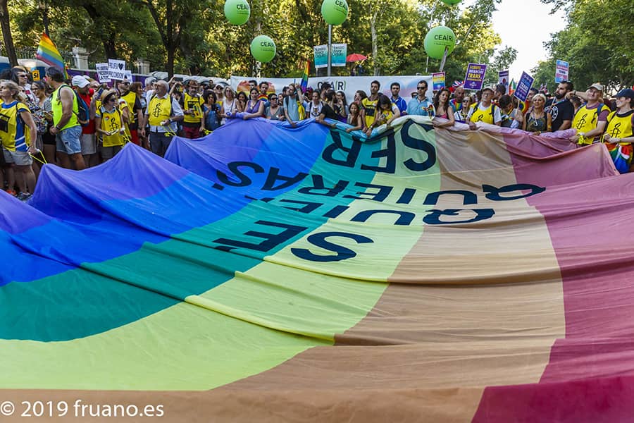 Enorme bandera desplegada en el desfile del Orgullo celebrado en Madrid en 2019