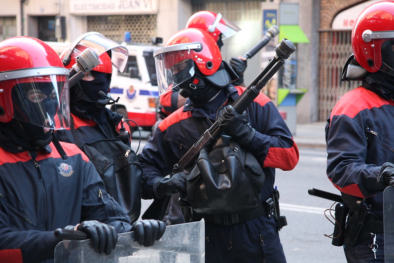 Miembros de la Ertzaintza con escopetas de balas de goma.