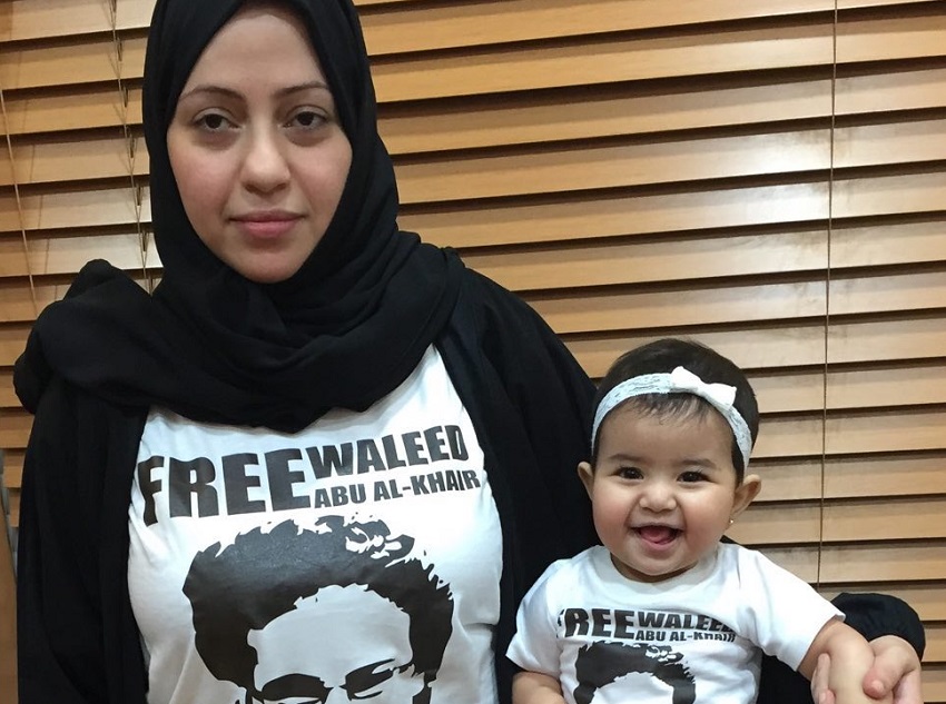 Samar Badawi con su hija, Joud Waleed Abu al-Khair. Samar está encarcelada por luchar por los derechos de las mujeres, entre ellos, el de poder conducir