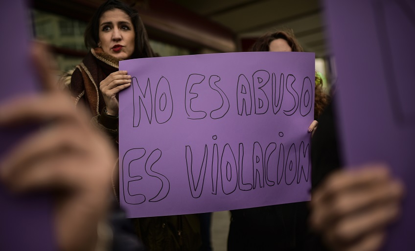 Las mujeres sostienen un cartel que dice: "No es abuso, es violación" durante una protesta contra la violencia sexual 
