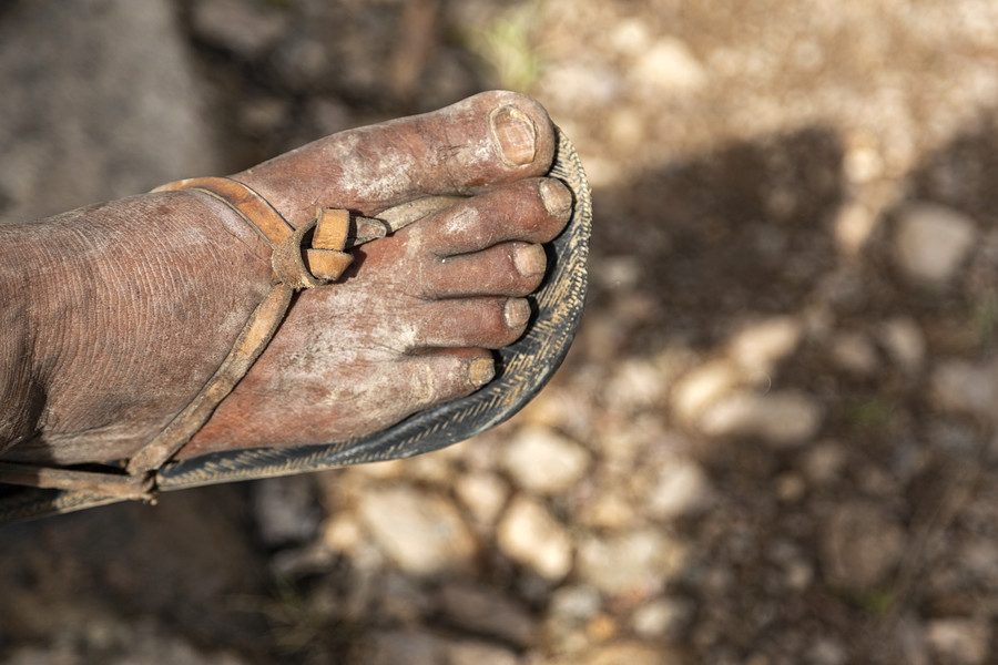 Los rarámuri utilizan sandalias de caucho que ellos mismos se fabrican