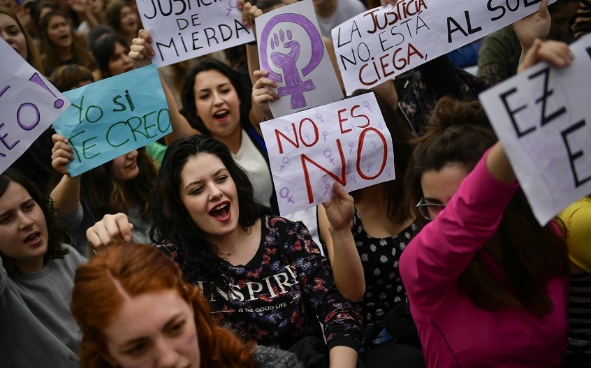 Durante una protesta en Pamplona se colocaron carteles que decían: "Yo, sí te creo" y "No es No"