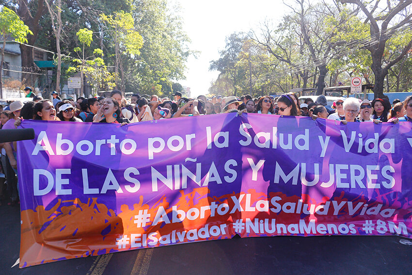  Las mujeres salvadoreñas protestan por la aprobación de la ley del aborto en el Día Internacional de la Mujer, 8 de marzo de 2018. © 